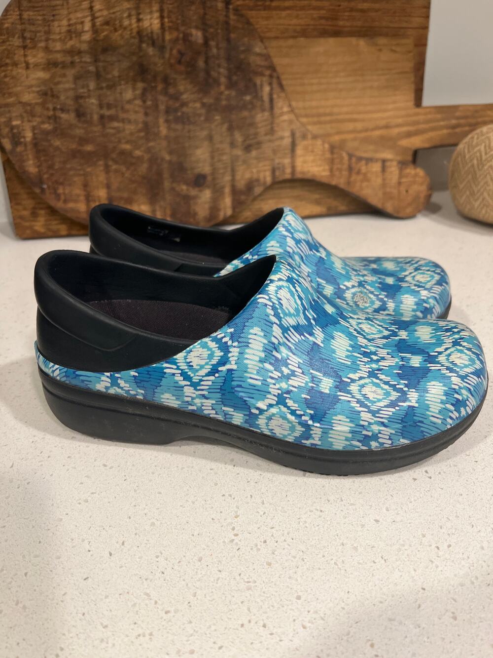 Crocs size 8 Neria clogs blue & white